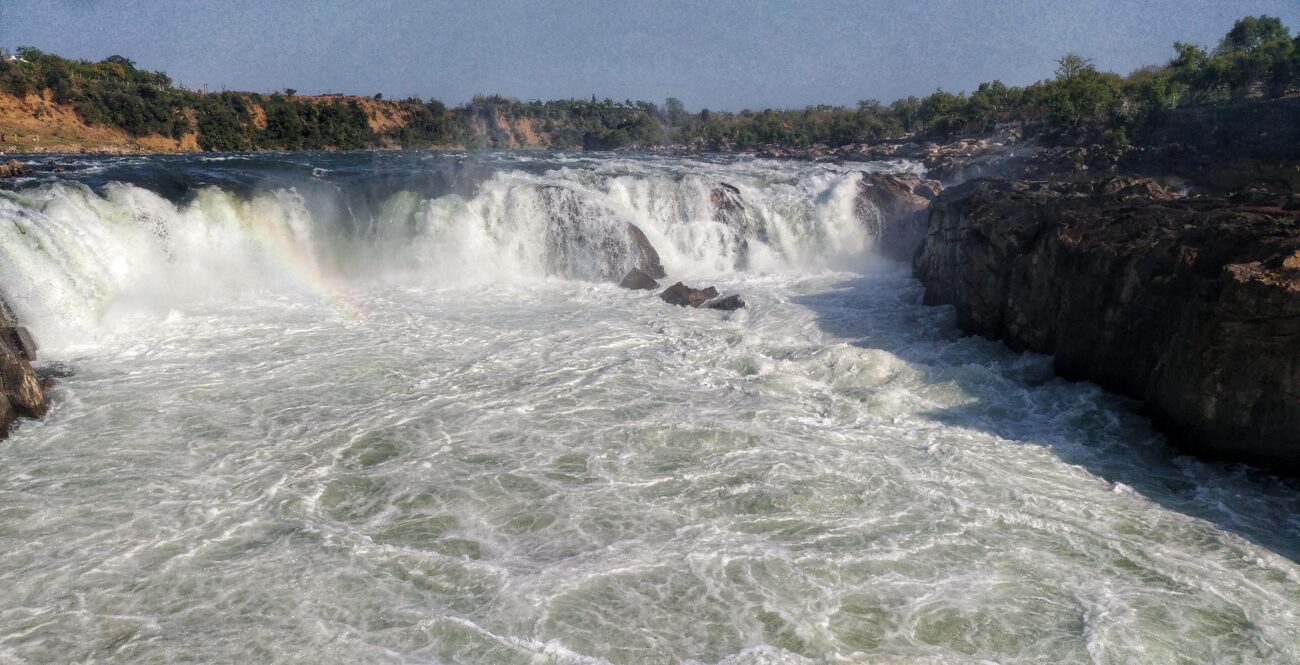 Dhuandhar_Waterfalls_in_Bhedaghat,_India